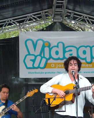 Apresentação no palco da Feira da VILA MARIANA-SP, em 2011,ao lado dos músicos instrumentista